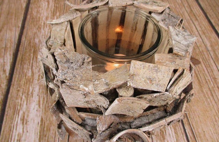 lampion z elementami drewna